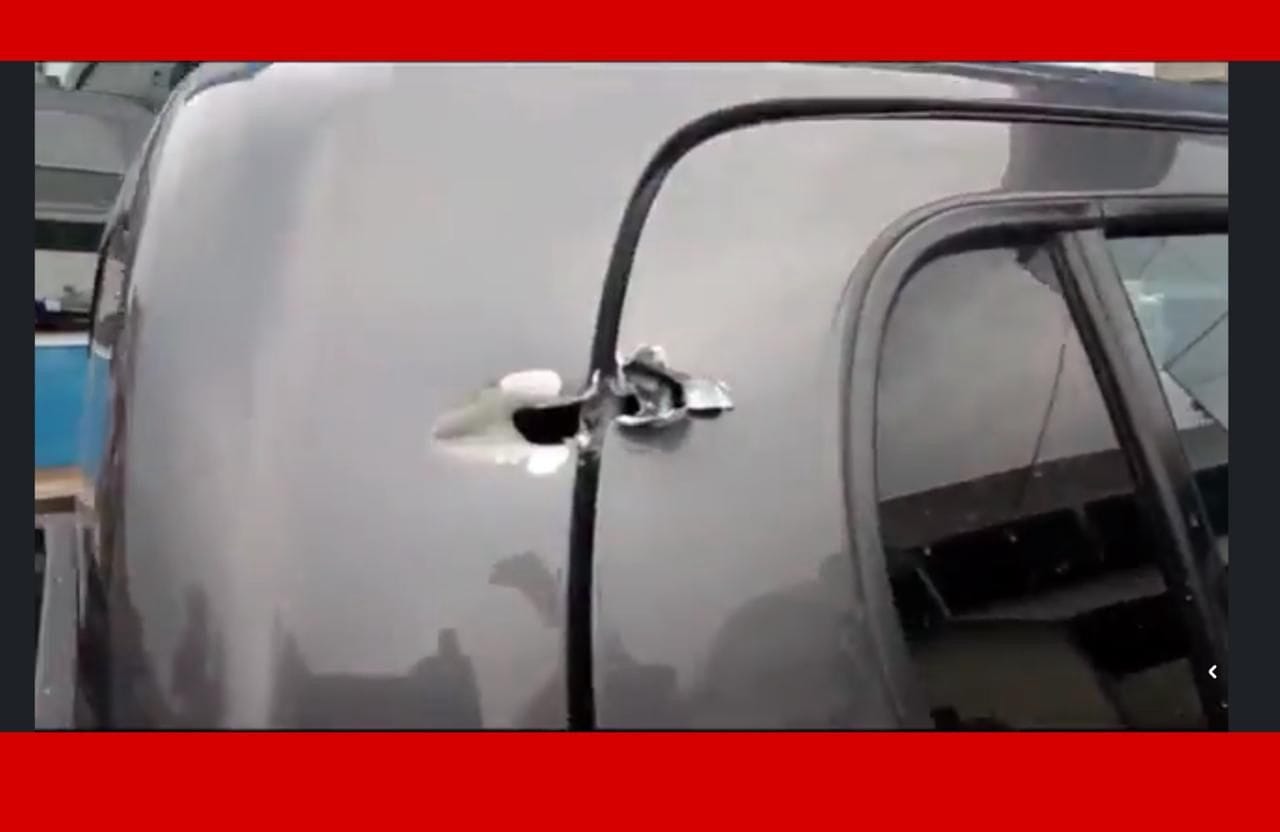 Impactos de proyectiles en el vehículo en el que viajaba el ex presidente