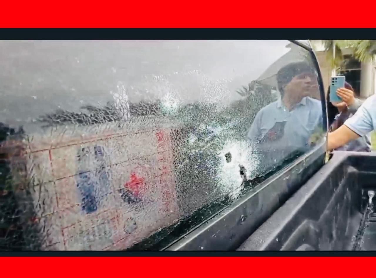 Impactos de proyectiles en el vehículo en el que viajaba el ex presidente