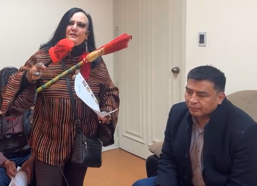 María Galindo confronta a la AJAM por la contaminación de las aguas y el desplazamiento de comunarios