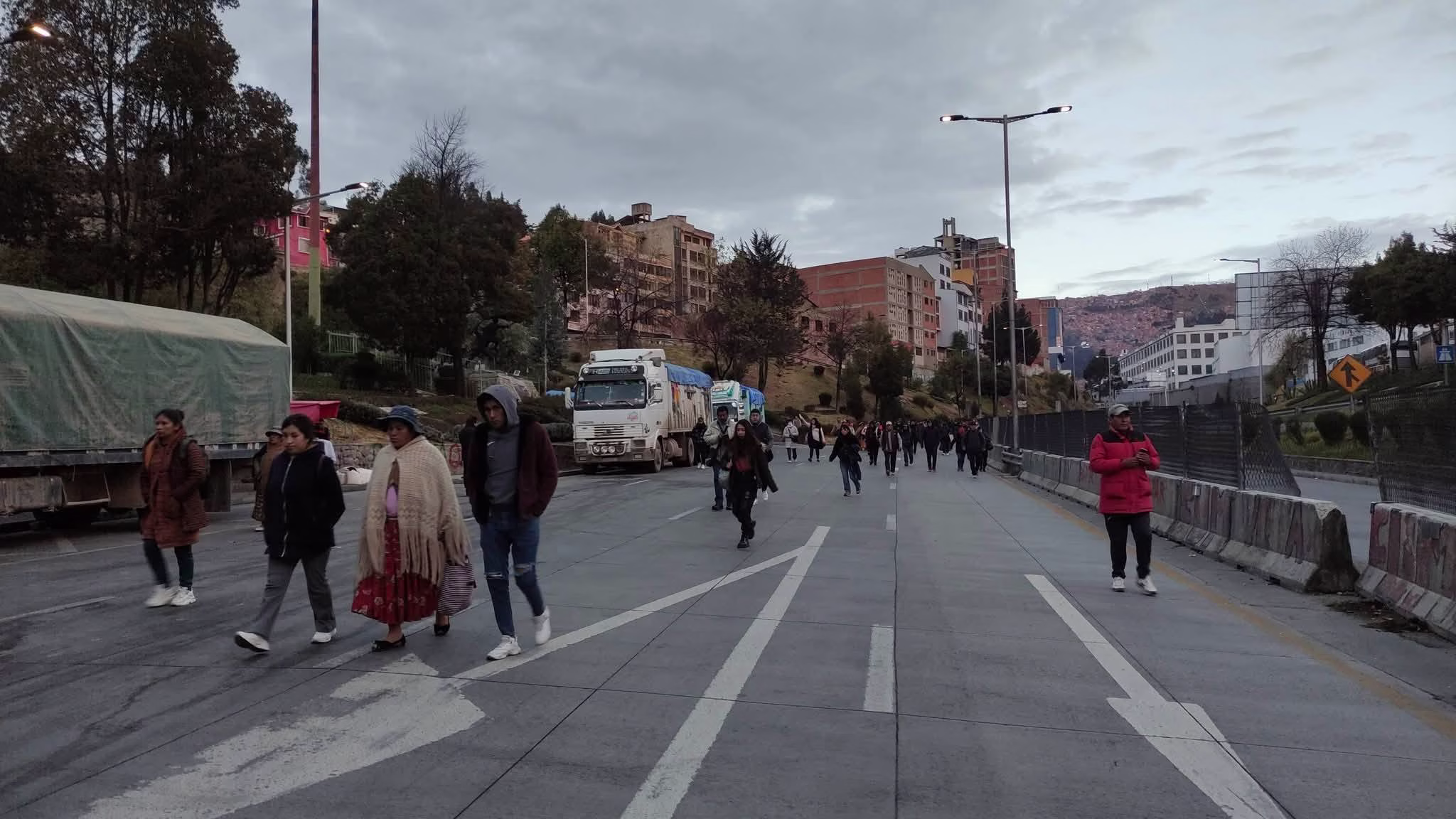 Bolivia arde con 56 bloqueos y dinamita en Parotani: El Alto pide la renuncia de Rodrigo Paz y elecciones en 90 días