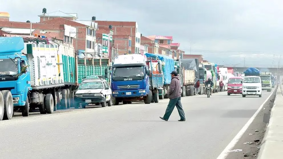 El Estado de Excepción en Bolivia no frena el desabastecimiento: la crisis del combustible revela millonarias deudas y auxilio de EEUU