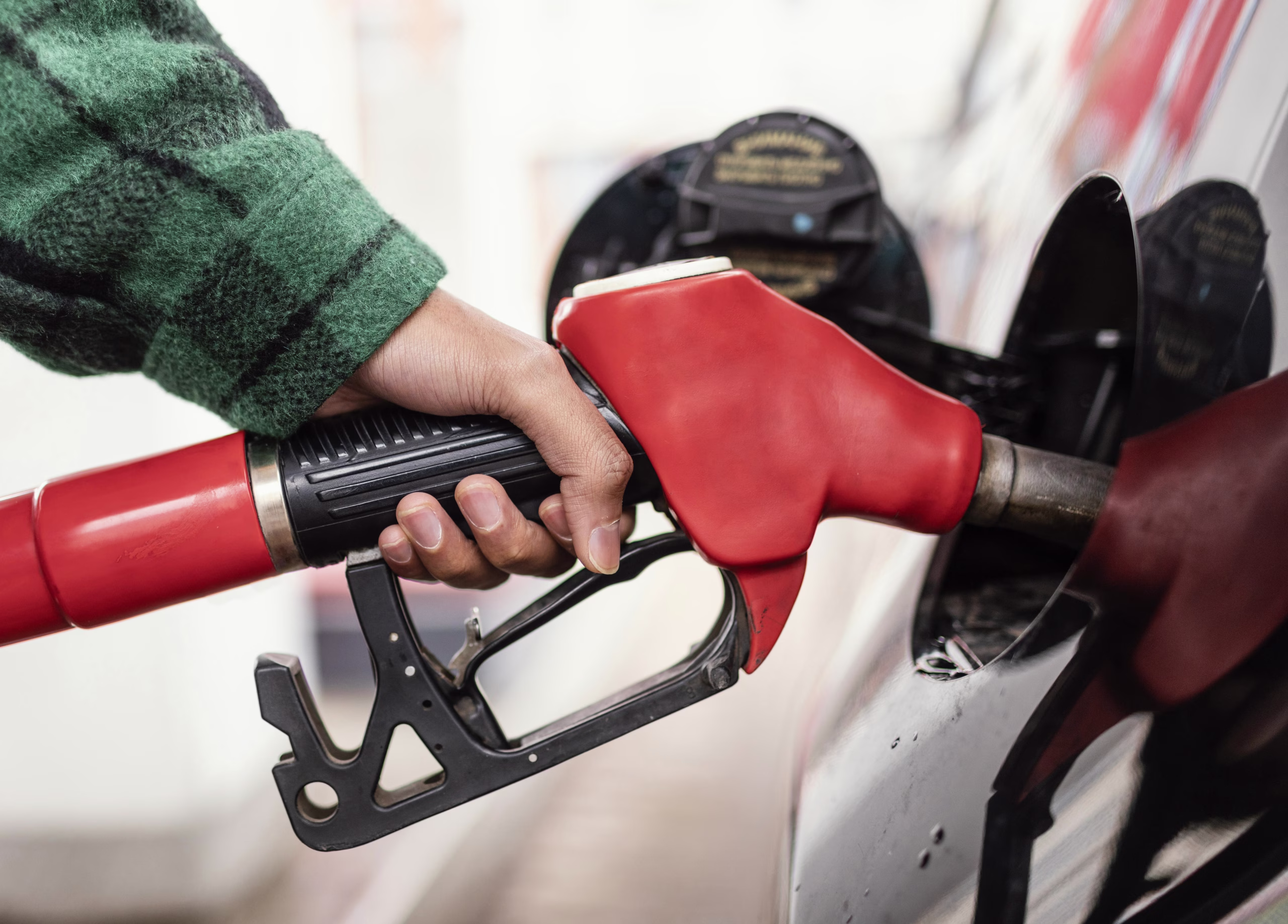 Sin bloqueos: Filas por combustible y denuncias de “gasolina basura”