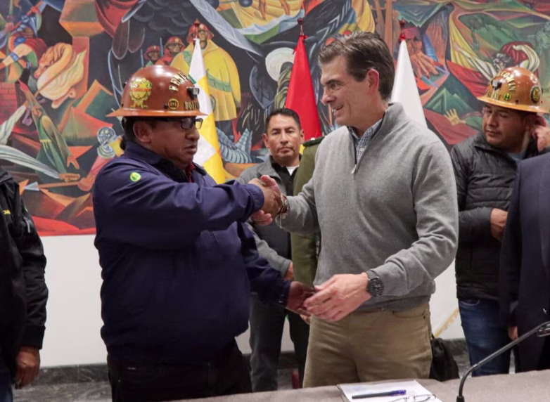Rodrigo Paz con mineros auriferos 